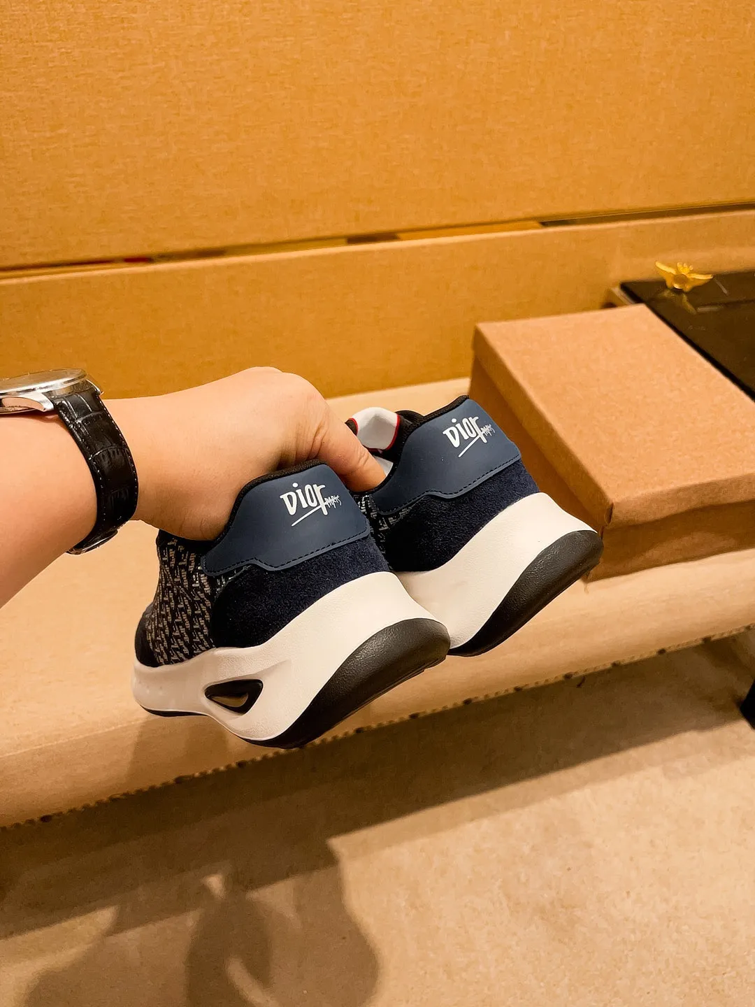 Men's shoes💰 440💰🔥 [Dior] Men's high-end brand of shoes official website 1:1 latest masterpiece: the upper is made of imported first-layer cowhide from Italy, comfortable and breathable lining ➕original non-slip and wear-resistant outsole🔥, making walking more convenient and comfortable! An exclusive new model, a stunning work, a beautiful 1:1 replica [color] compared to the official quality! Create a fashionable personality to set off your uniqueness! A must-have for trendy men! Classic 🔥Size: 39-44 Color: 🔥Multiple colors available